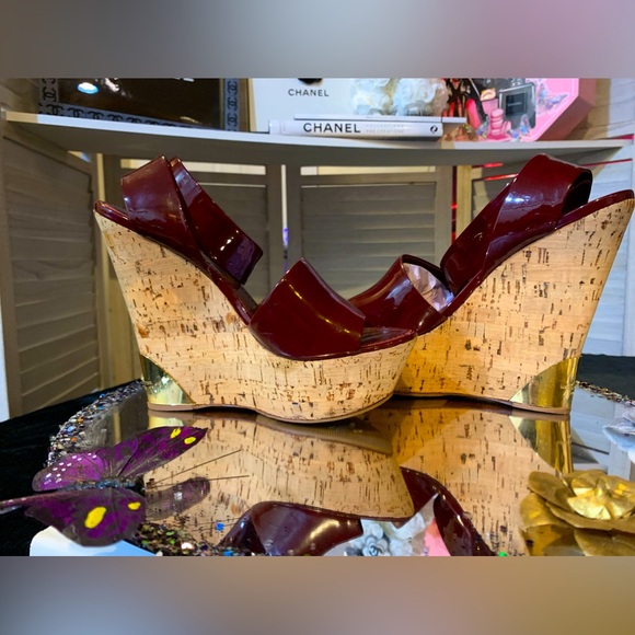 EUC💝💝💝Louis Vuitton sandals. - Picture 1 of 16
